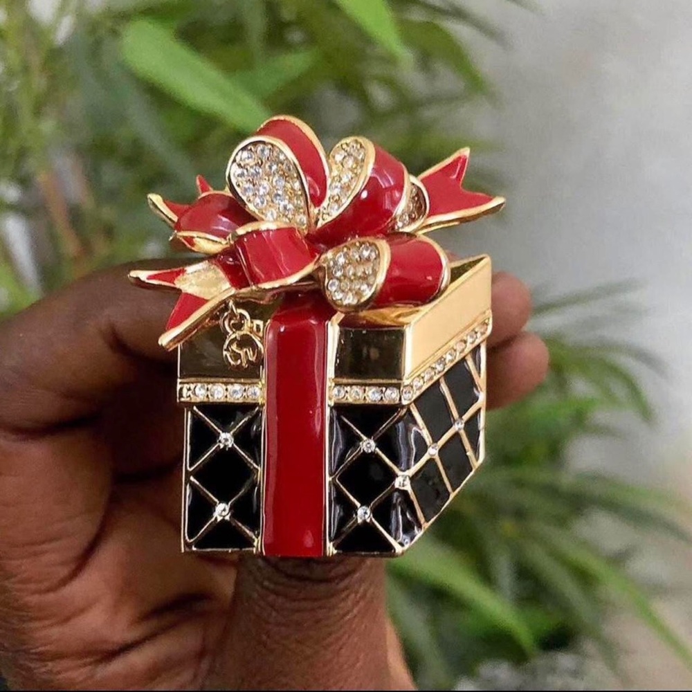 RARE St John festive Christmas Crystals Rhinestones Present Gift Box Brooch Pin